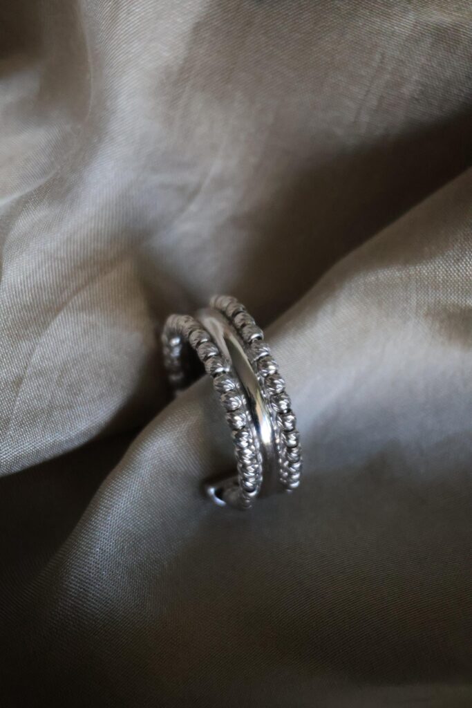 Anillo plata abierto bordes bolitas