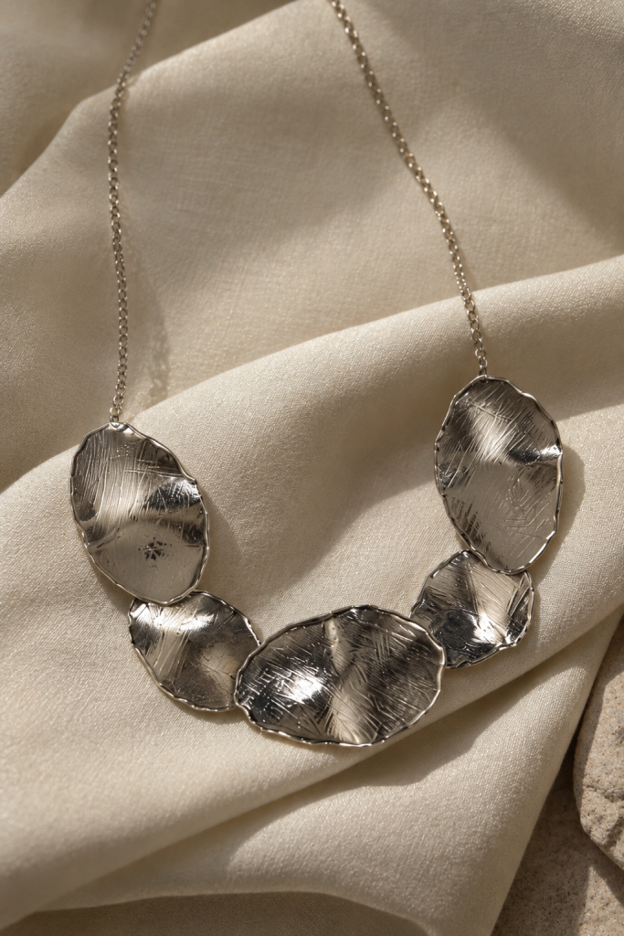 Collar plata cinco petalos ovalados opacos al medio
